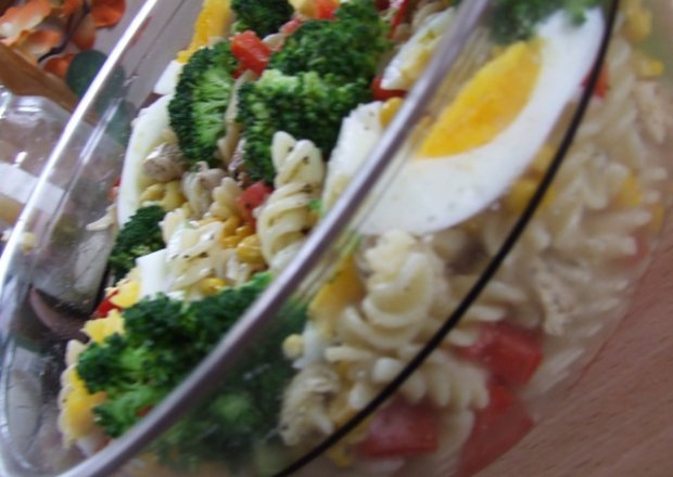 Fotografia przedstawiająca sałatka z makorenem, kurczakiem i pomidorem i brokułem