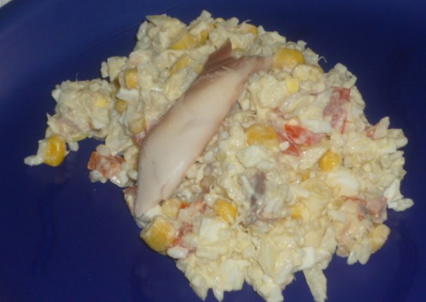 Fotografia przedstawiająca Sałatka z makrelą wędzoną i ryżem