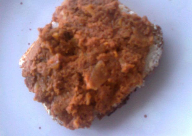 Fotografia przedstawiająca sałatka z makreli na chlebie