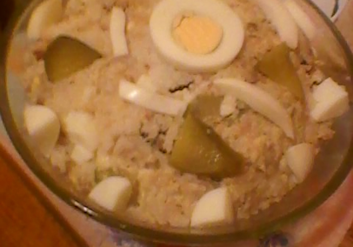 Sałatka z makreli wędzonej z ryżem foto