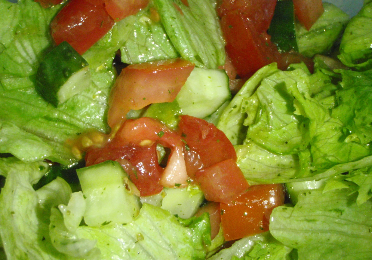 Sałatka z małosolnym i pomidorem na sałacie foto