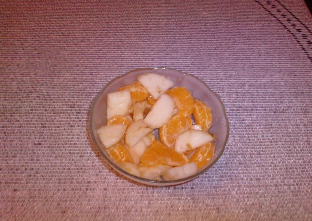 Fotografia przedstawiająca Sałatka z mandarynek i gruszek