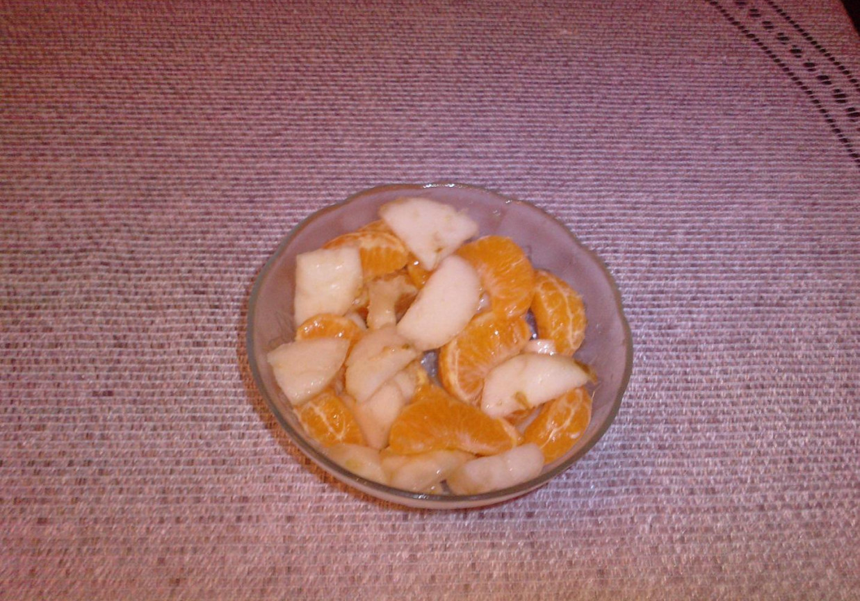 Sałatka z mandarynek i gruszek foto