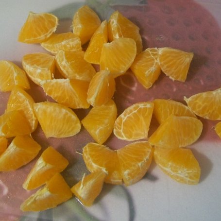 Krok 2 - Sałatka z mandarynką, camembertem i prażonymi ziarnami słonecznika foto