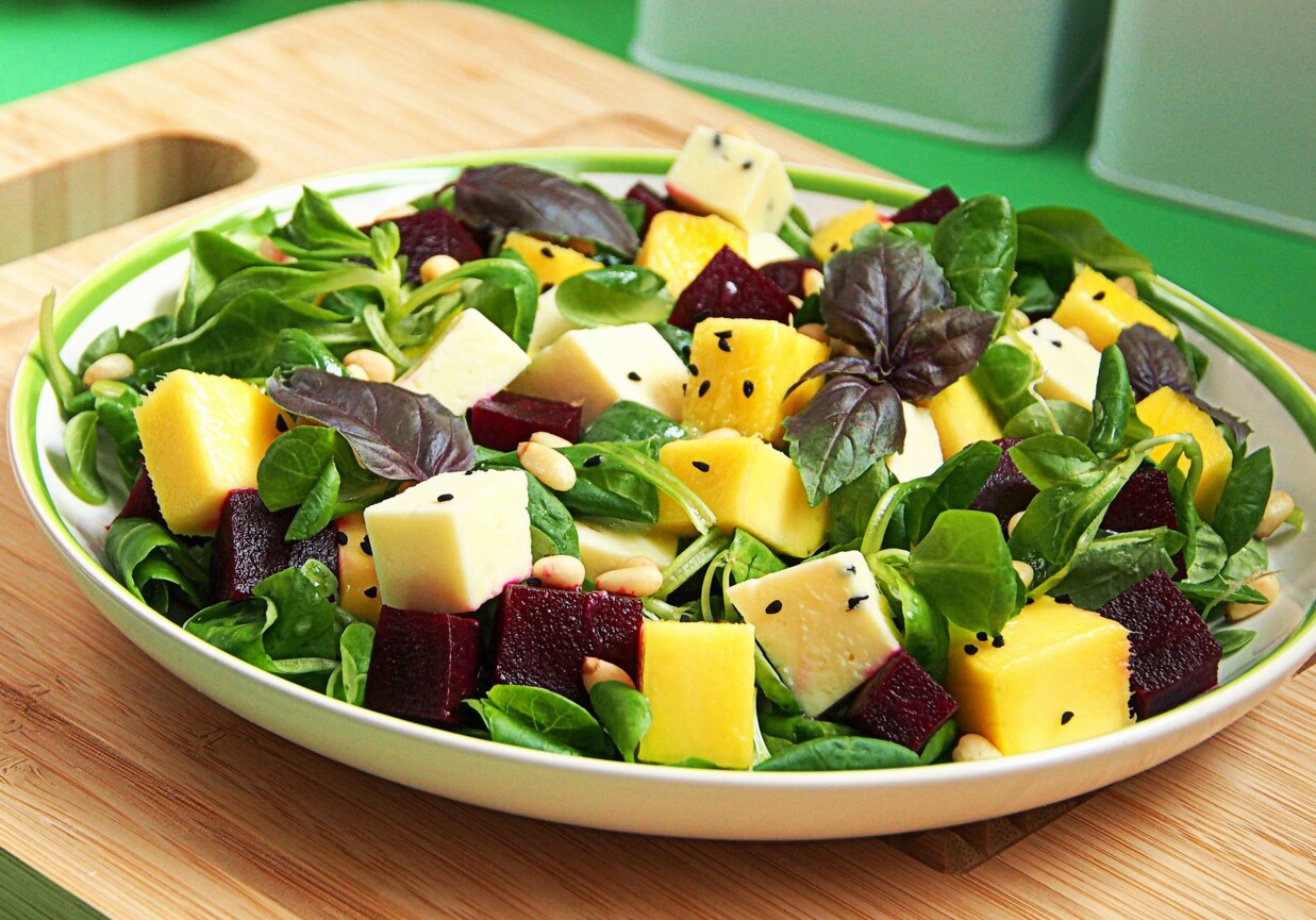 Sałatka z mango, burakiem i serem korycińskim foto