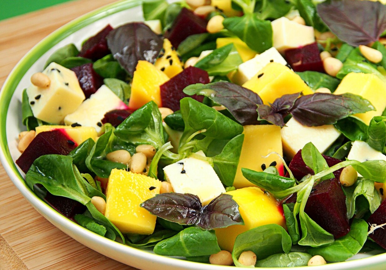 Sałatka z mango, burakiem i serem korycińskim foto