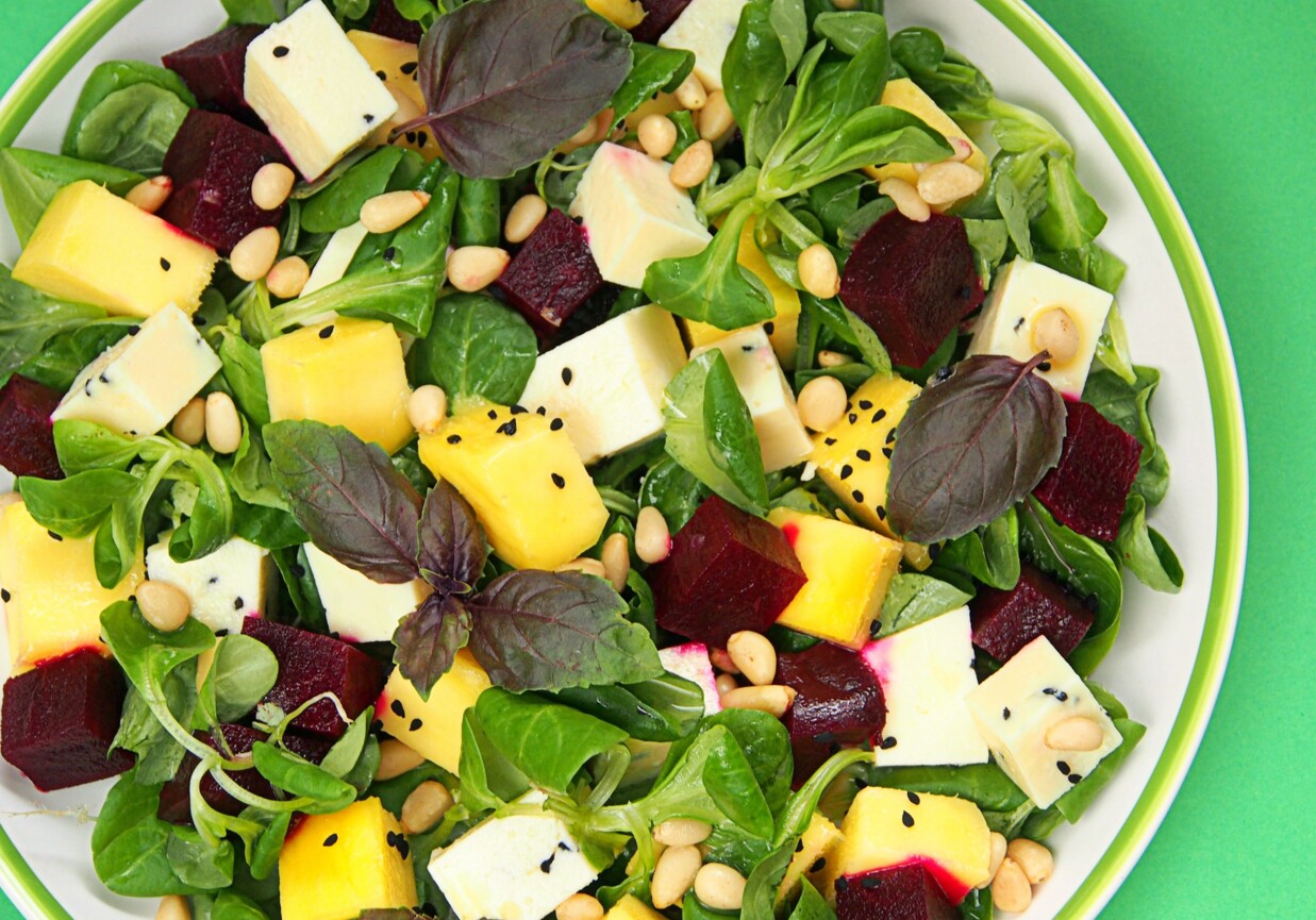 Sałatka z mango, burakiem i serem korycińskim foto