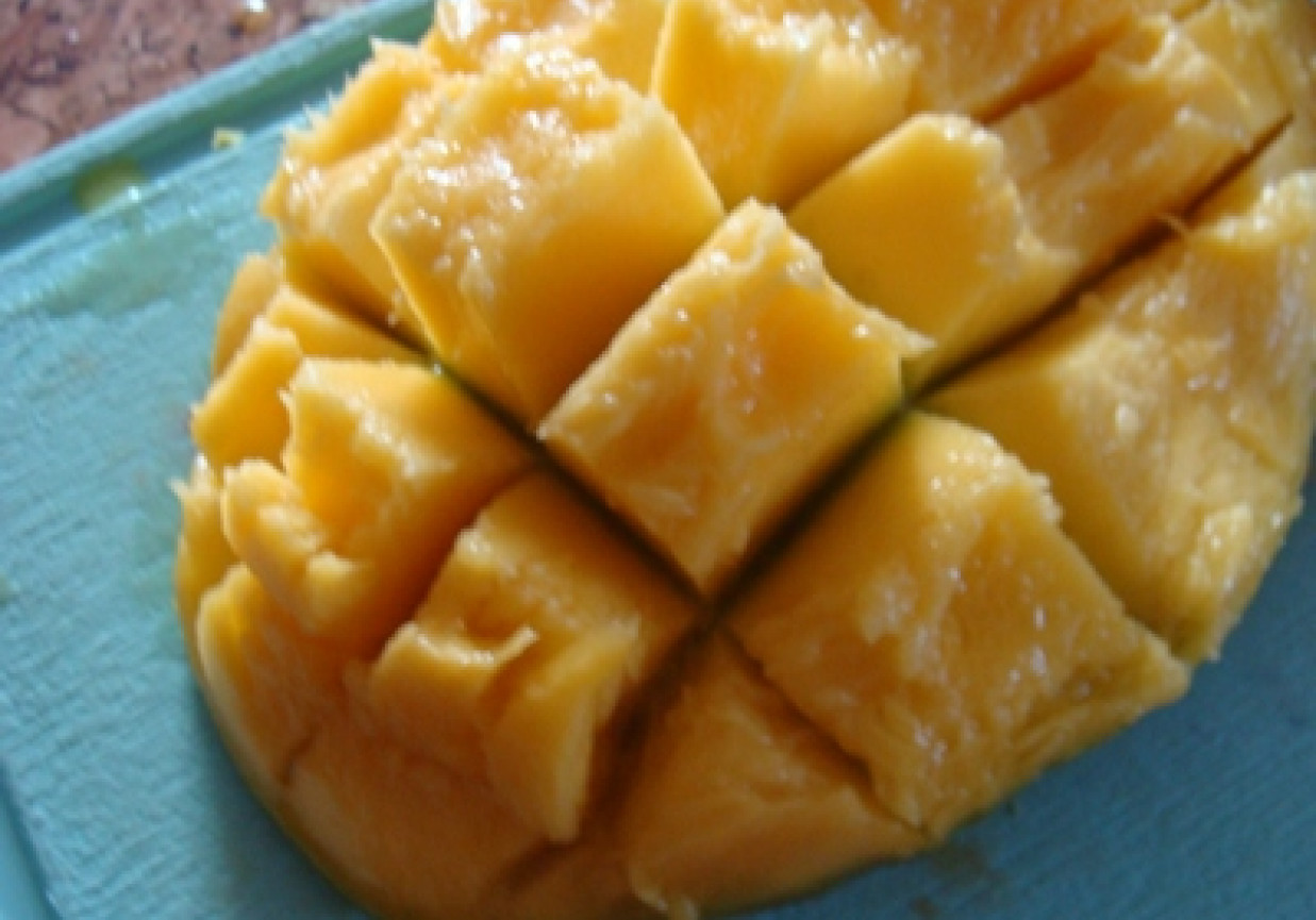 Sałatka z mango fetą i jagodami foto