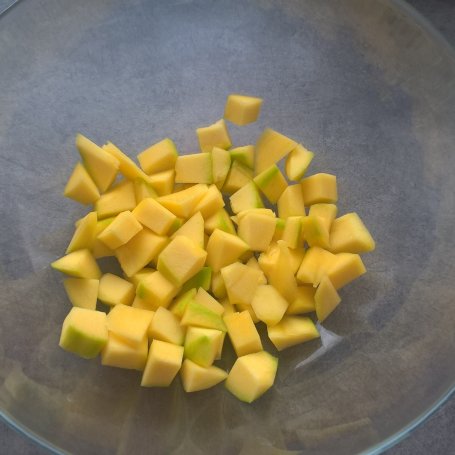 Krok 1 - Sałatka z mango, fetą i ziarnami słonecznika foto