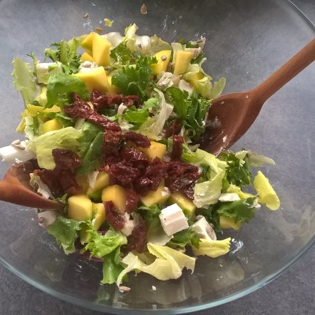 Krok 5 - Sałatka z mango, fetą i ziarnami słonecznika foto