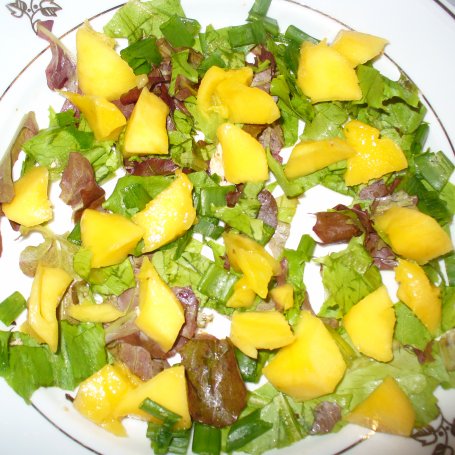Krok 4 - Sałatka  z  mango , kurczakiem i pomidorem foto