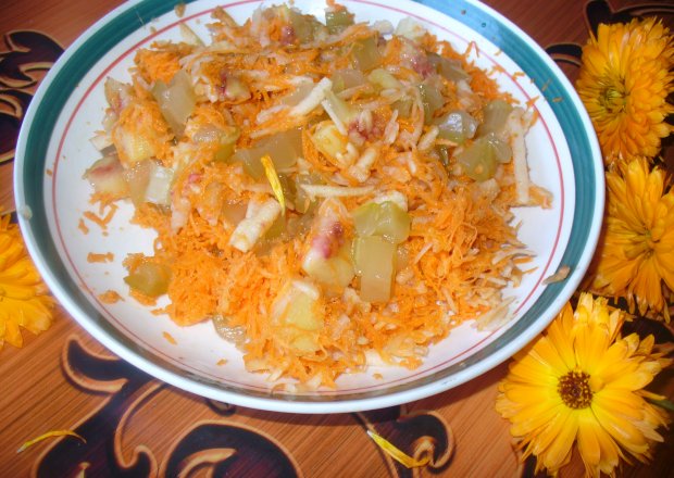 Fotografia przedstawiająca Sałatka z marchewką  i ananasem
