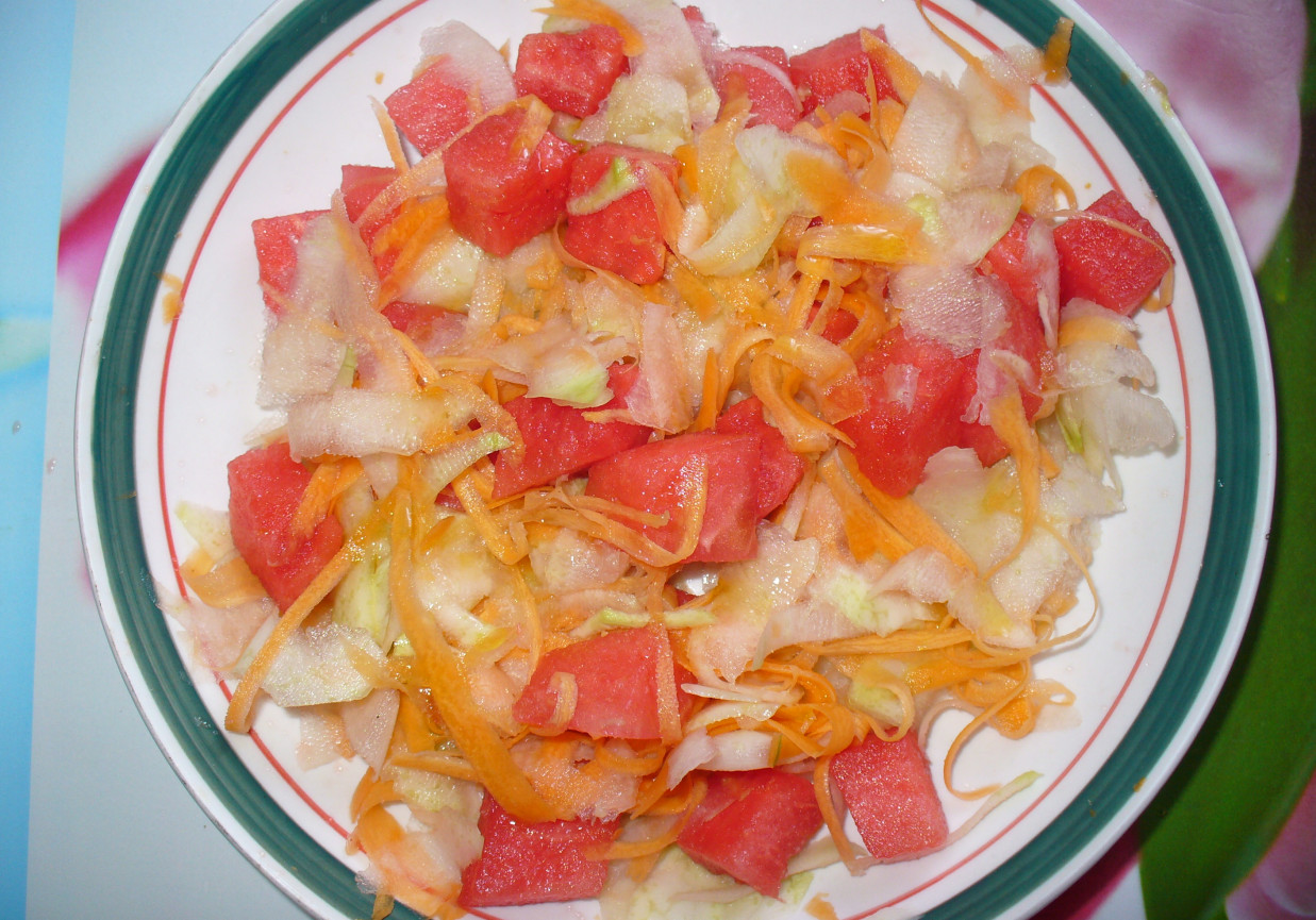 Sałatka z marchewki ,arbuza i kalarepki foto