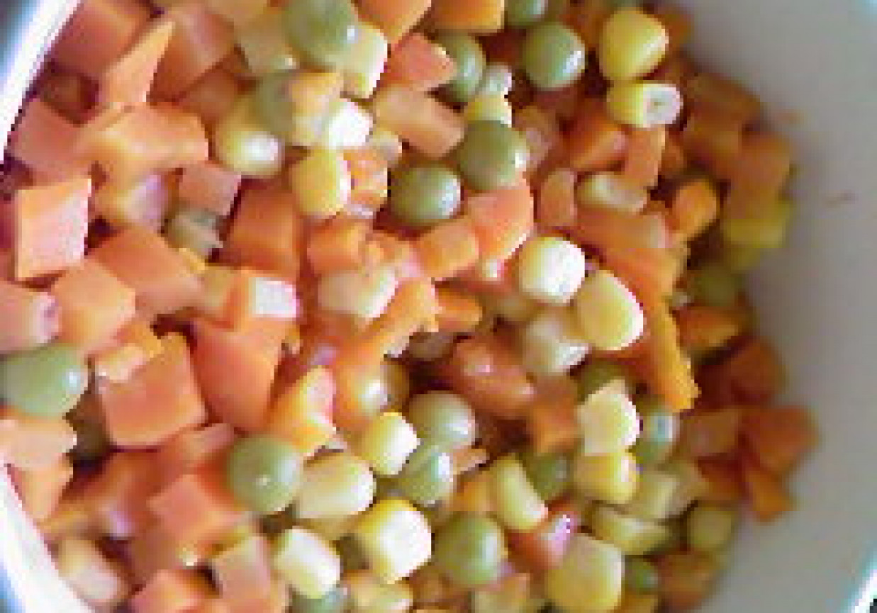Sałatka  z marchewki ,groszku i kukurydzy foto