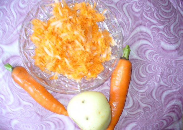 Fotografia przedstawiająca Sałatka z marchewki i jabłka