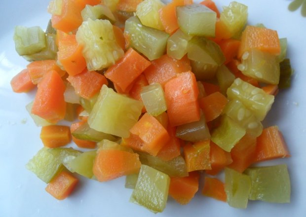 Fotografia przedstawiająca Sałatka z marchewki i ogórków