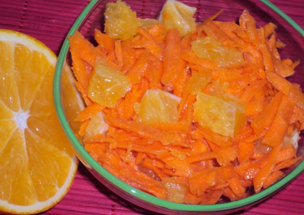 Fotografia przedstawiająca Sałatka z marchewki i pomarańczy