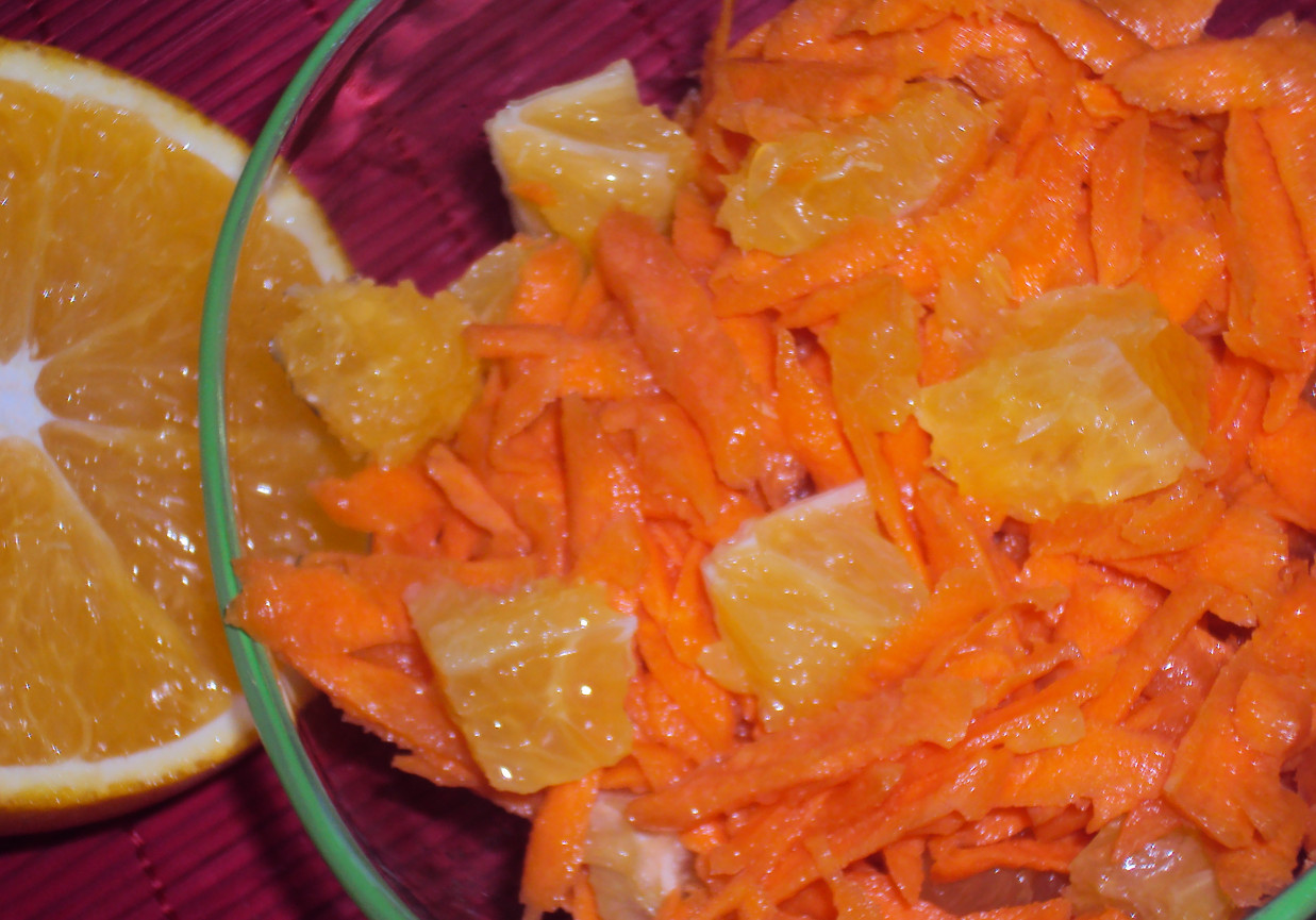 Sałatka z marchewki i pomarańczy foto
