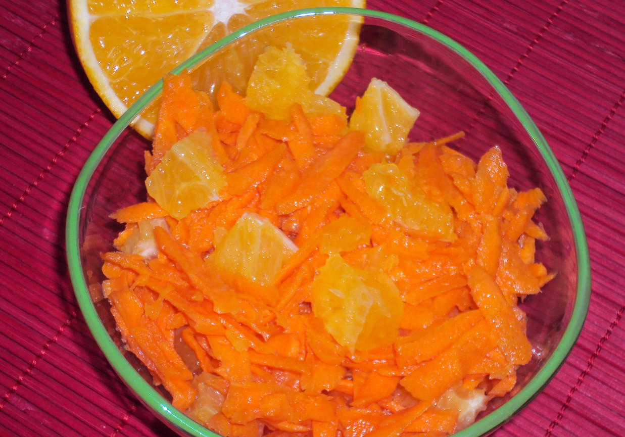 Sałatka z marchewki i pomarańczy foto
