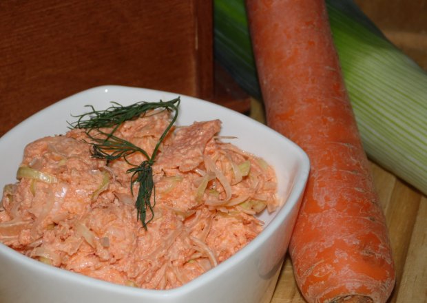 Fotografia przedstawiająca Sałatka z marchewki i pora
