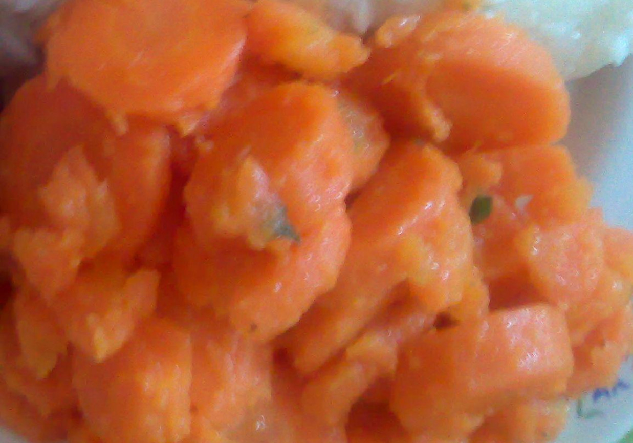 Sałatka z marchewki na ciepło. foto