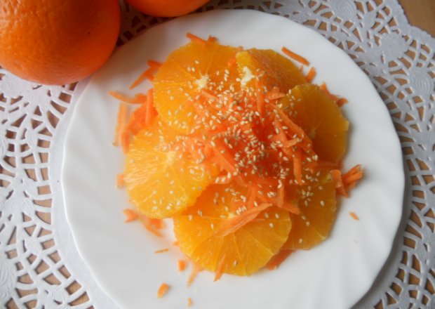 Fotografia przedstawiająca Sałatka z marchwi i pomarańczy