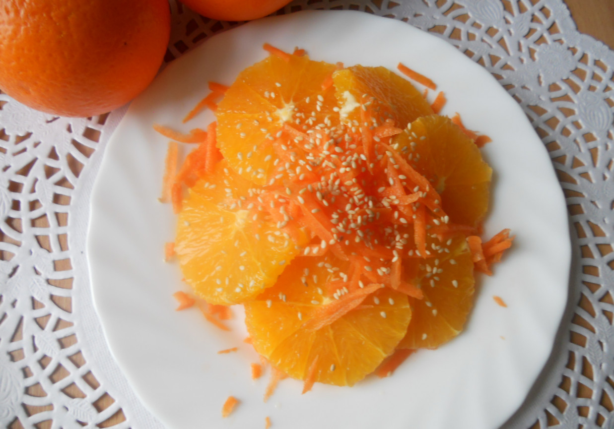 Sałatka z marchwi i pomarańczy foto