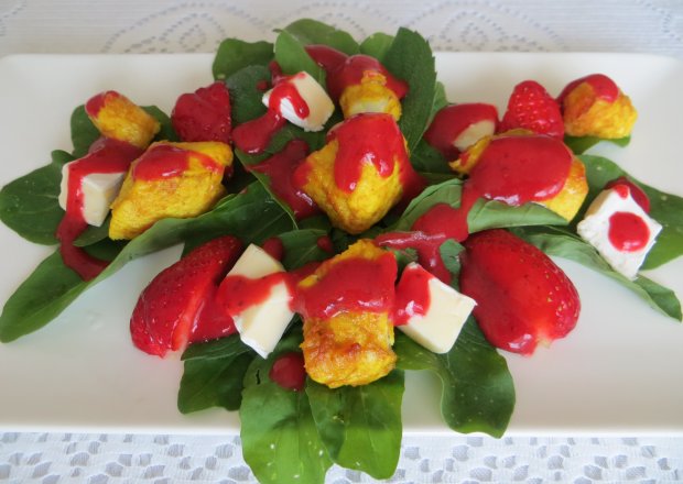 Fotografia przedstawiająca sałatka z marynowaną piersią kurczaka i dressingiem truskawkowym