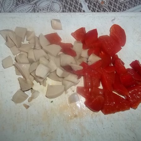 Krok 3 - Sałatka z marynowanym czosnkiem i serem foto