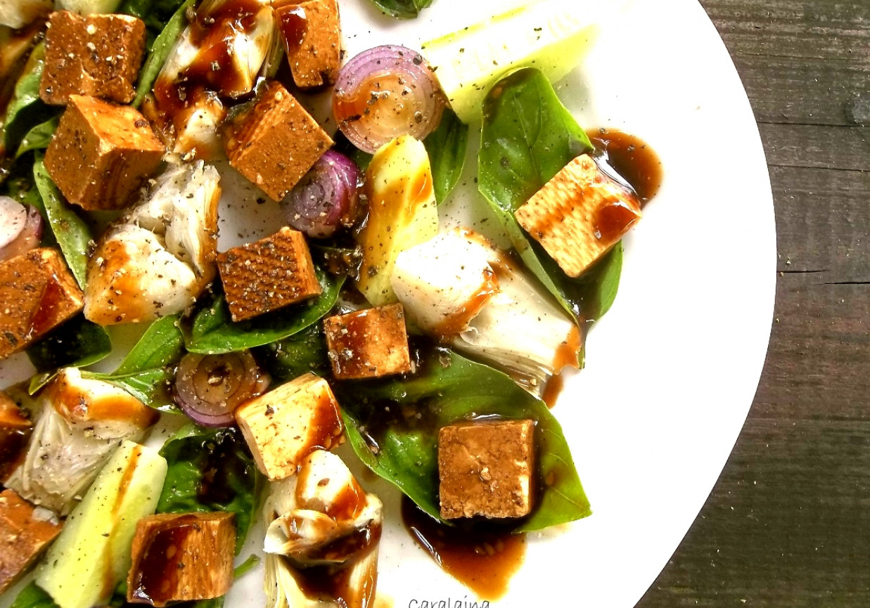salatka z marynowanym tofu, ogórkiem i sercami karczochów foto