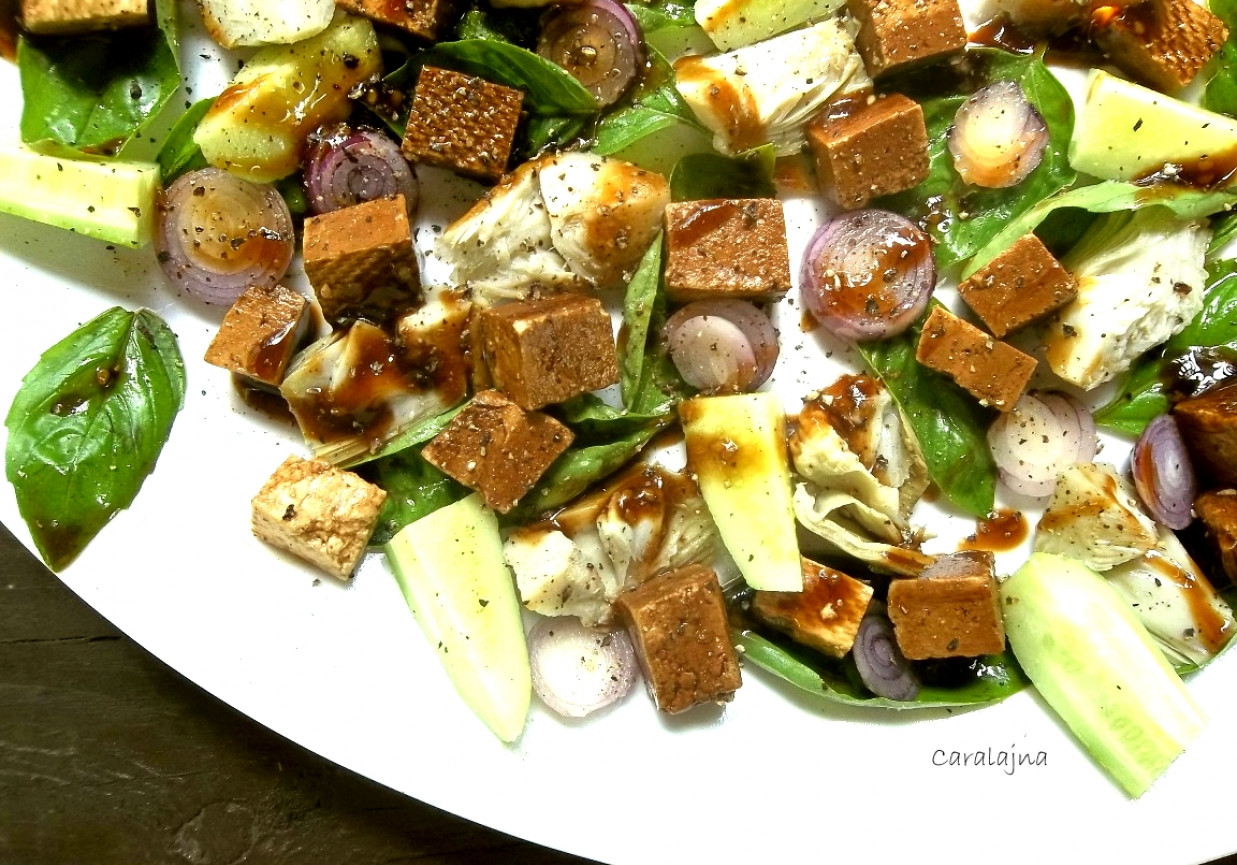 salatka z marynowanym tofu, ogórkiem i sercami karczochów foto