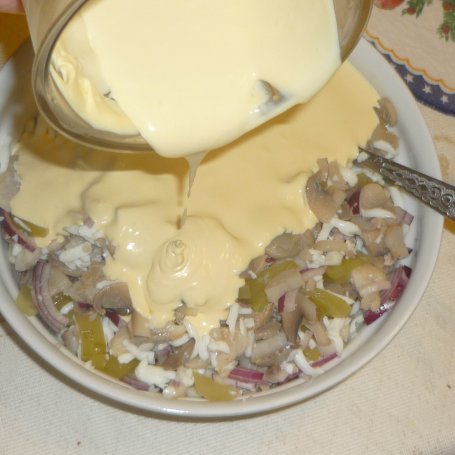 Krok 4 - Sałatka z matiasem,  pieczarkami i kiszonym ogórkiem foto