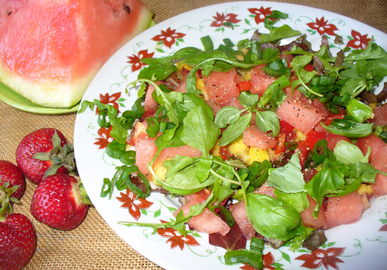 Sałatka z melonem , arbuzem ,pomidorem i rukolą foto