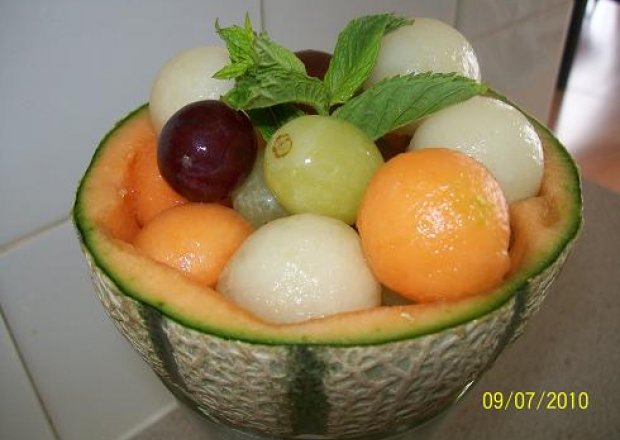 Fotografia przedstawiająca Salatka z melonow i winogron.