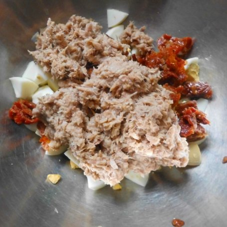 Krok 2 - Sałatka z mini mozzarellą, suszonymi pomidorami i tuńczykiem. foto