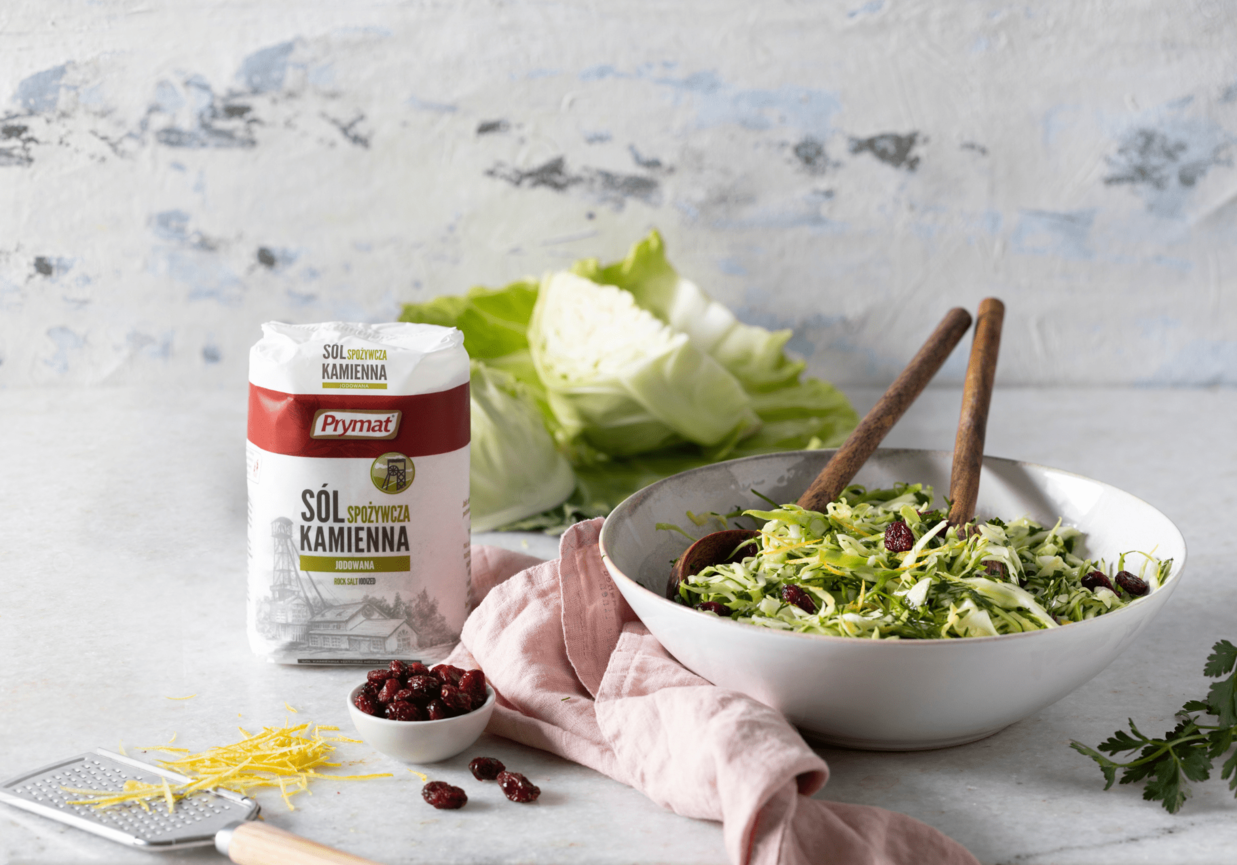 Sałatka z młodej kapusty z suszoną żurawiną, z dodatkiem świeżej natki pietruszki i koperku foto