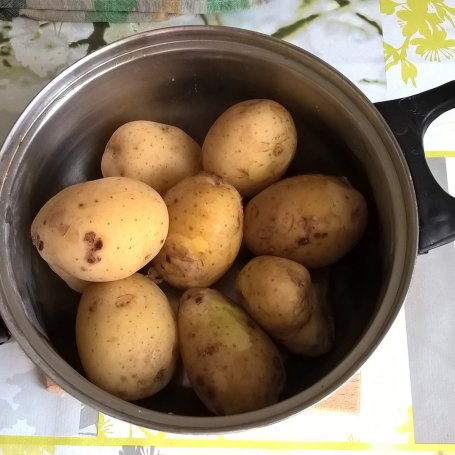 Krok 1 - Sałatka z młodych ziemniaków, z kabanosem i sosem chrzanowym foto