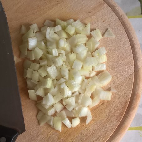 Krok 3 - Sałatka z młodych ziemniaków, z kabanosem i sosem chrzanowym foto