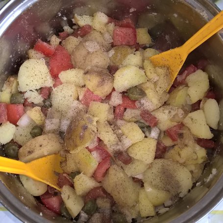 Krok 5 - Sałatka z młodych ziemniaków, z kabanosem i sosem chrzanowym foto