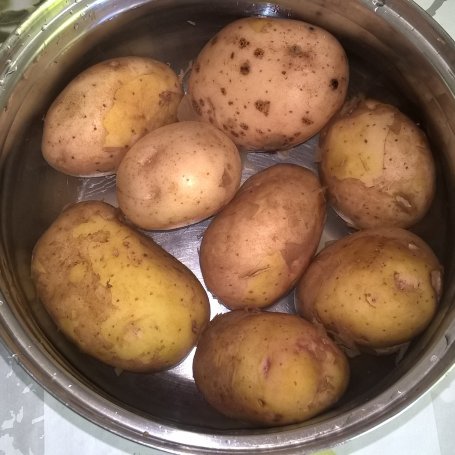 Krok 1 - Sałatka z młodych ziemniaków z kalarepką i jajkiem foto