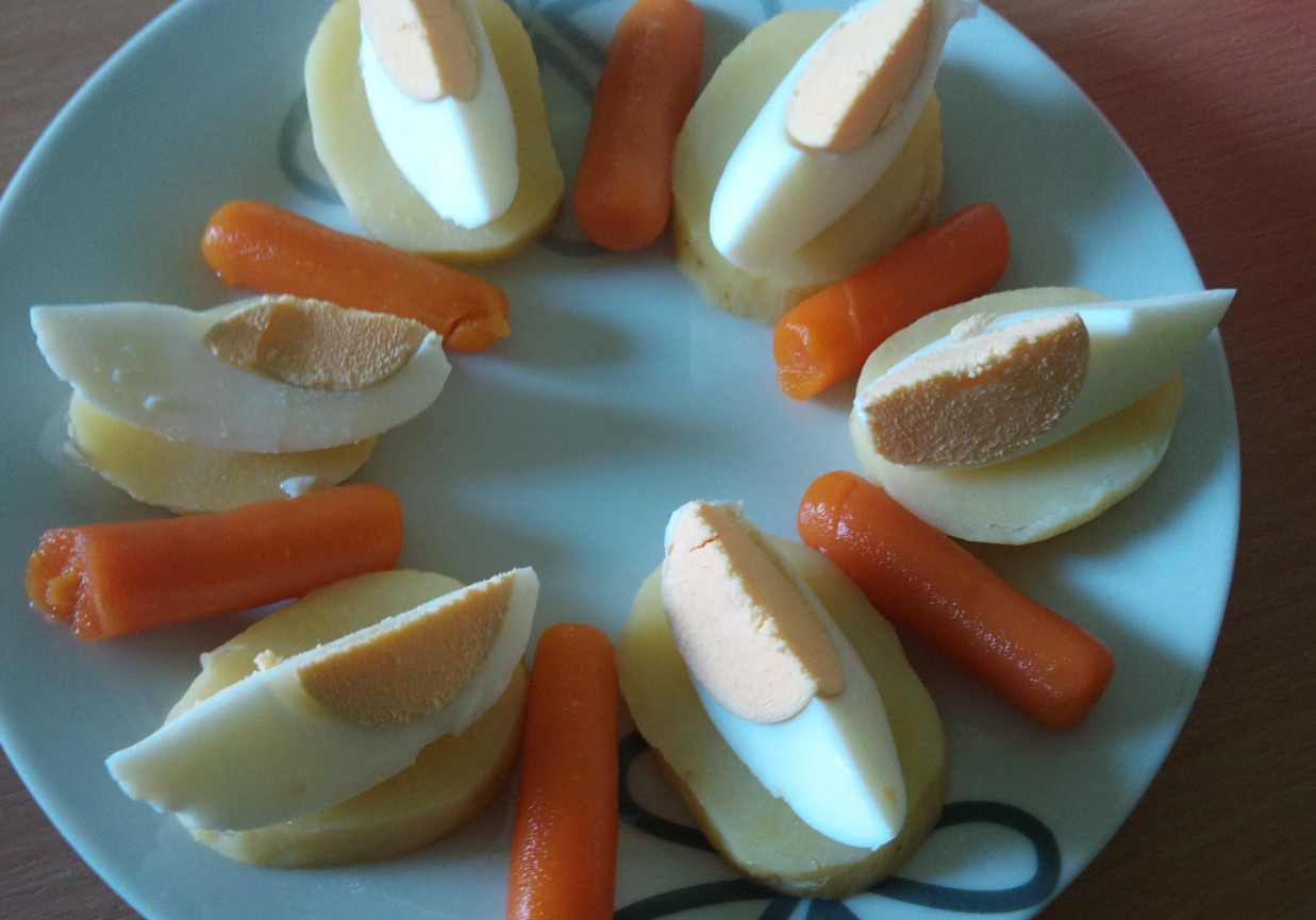 Sałatka z młodymi ziemniakami i marchewką foto