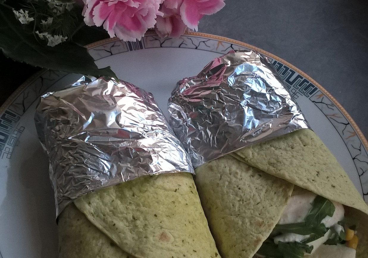 Sałatka z mozarellą, cukinią i rukolą podana w tortilli foto