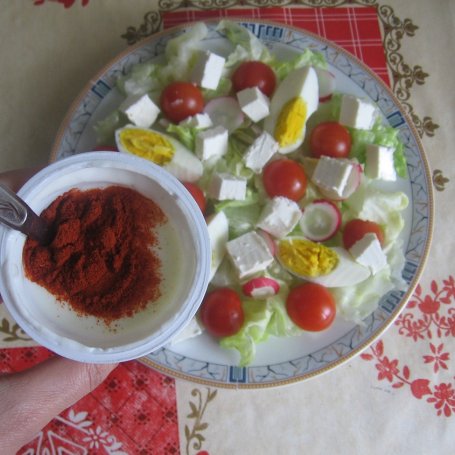Krok 5 - Sałatka z mozarellą, fetą i sosem paprykowym foto