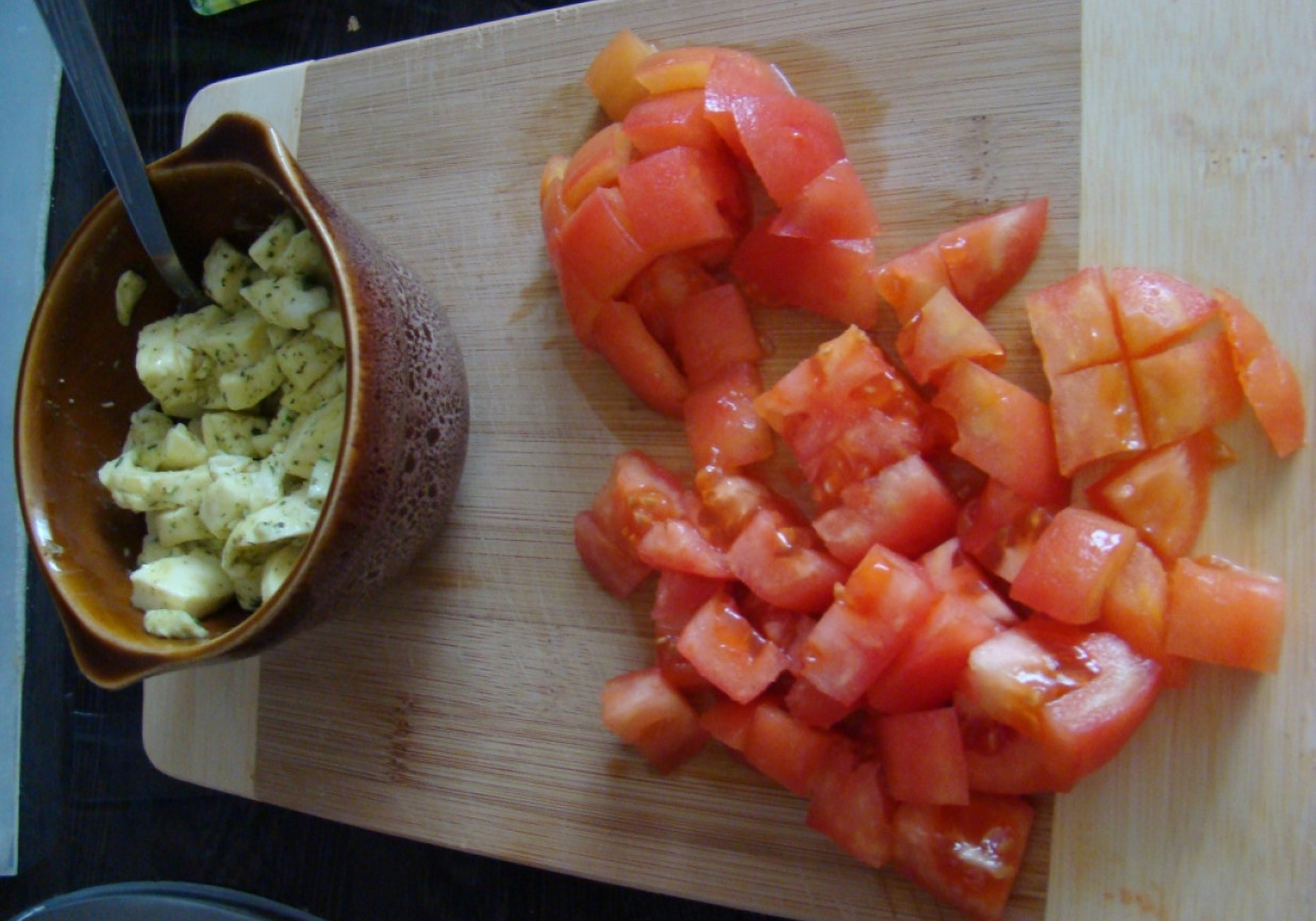Sałatka z mozarellą i pomidorami foto
