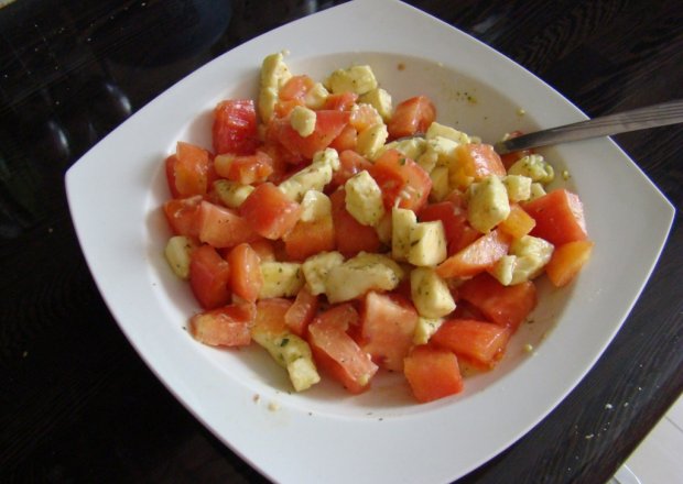 Fotografia przedstawiająca Sałatka z mozarellą i pomidorami