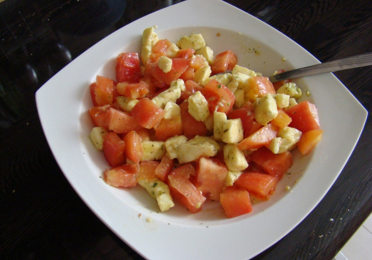 Sałatka z mozarellą i pomidorami foto