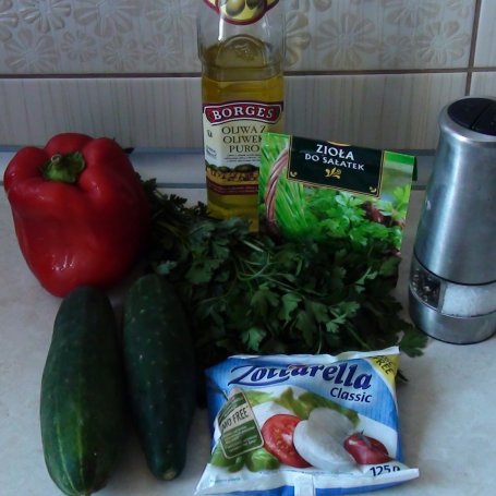 Krok 1 - Sałatka z mozzareli i zielonej pietruszki foto