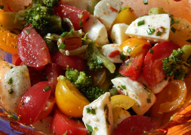 Fotografia przedstawiająca Sałatka z mozzarellą, brokułem i pomidorami cherry