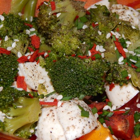 Krok 4 - Sałatka z mozzarellą, brokułem i pomidorami cherry foto
