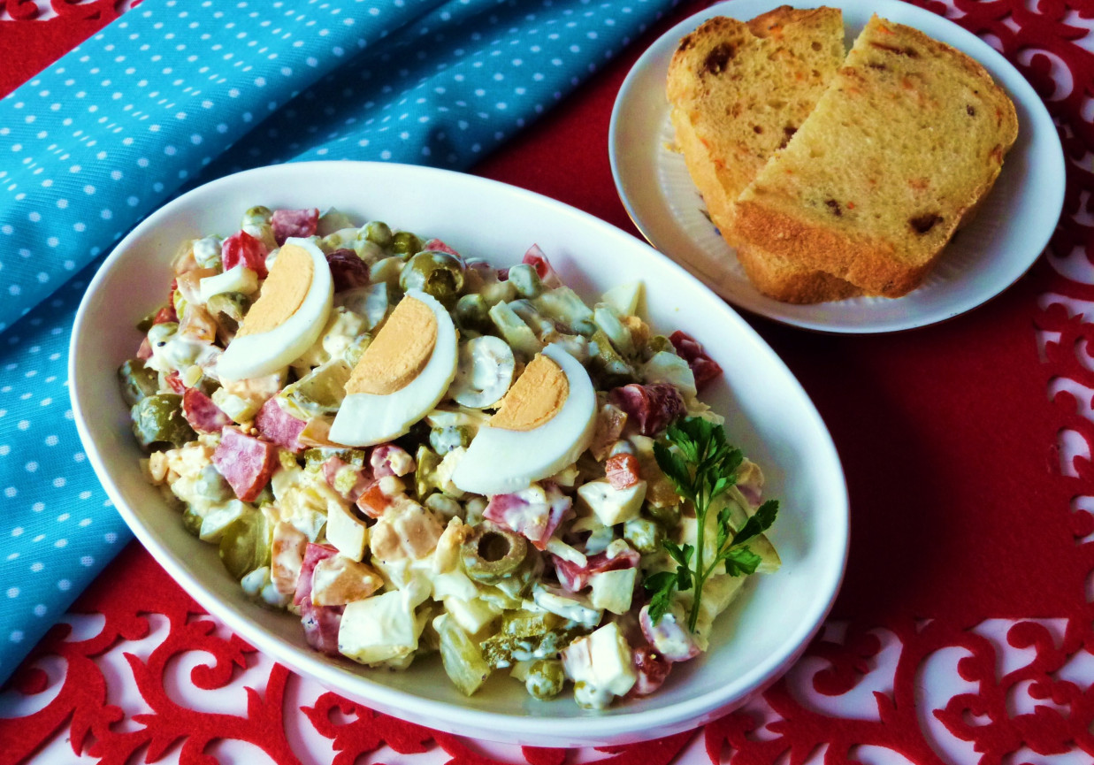 Sałatka z mozzarellą i oliwkami  foto